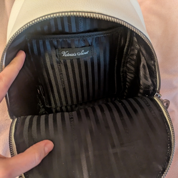 Victoria's Secret Grommet City White Purse Backpack with Chain Detail - Picture 7 of 7